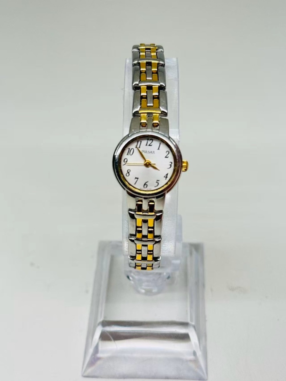 Vintage Pulsar By Seiko Ladies Watch Gold Tone Silver Bracelet New Battery Runs